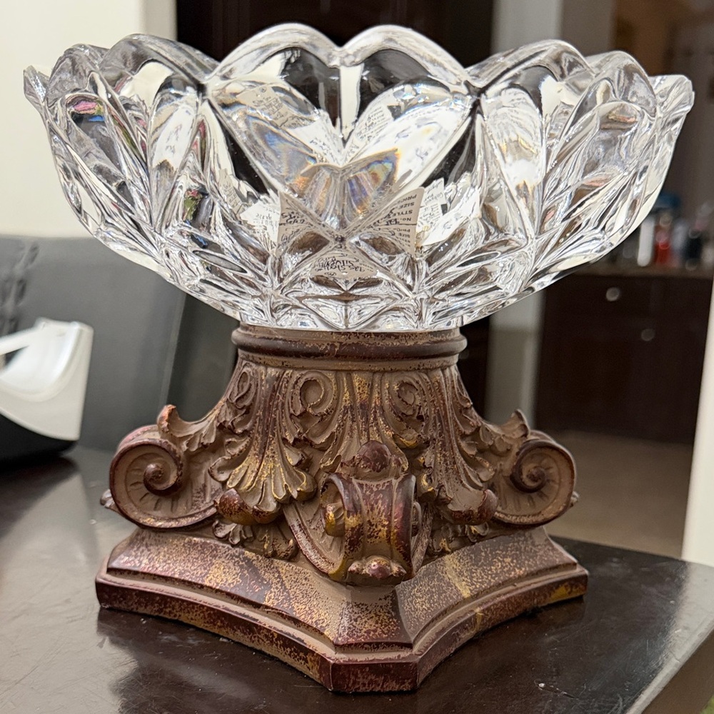 Elegant Crystal Bowl on Pedestal Base
